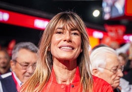 Begoña Gómez, rodeada de compromisarios en el último congreso del PSOE, en noviembre en Sevilla.
