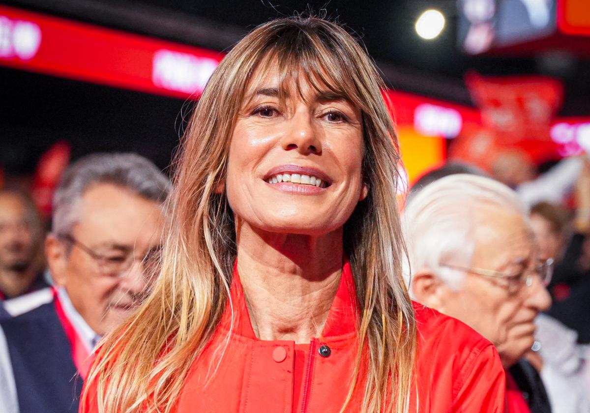 Begoña Gómez, rodeada de compromisarios en el último congreso del PSOE, en noviembre en Sevilla.