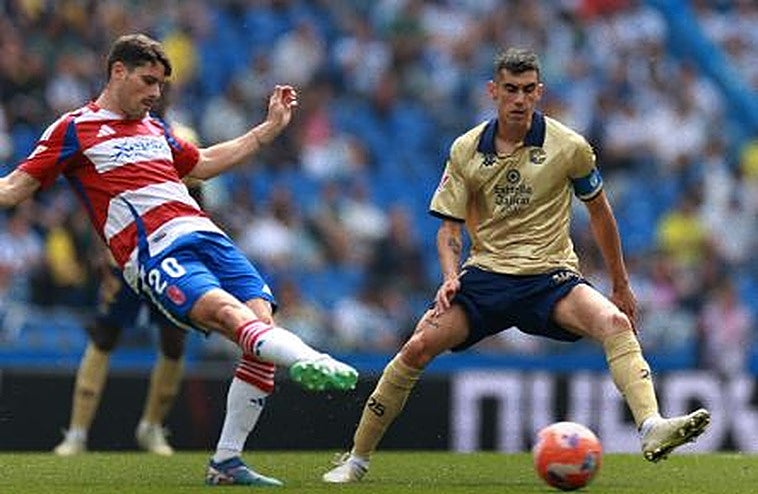 El Granada gana en Riazor y se mantiene en la pelea por el playoff