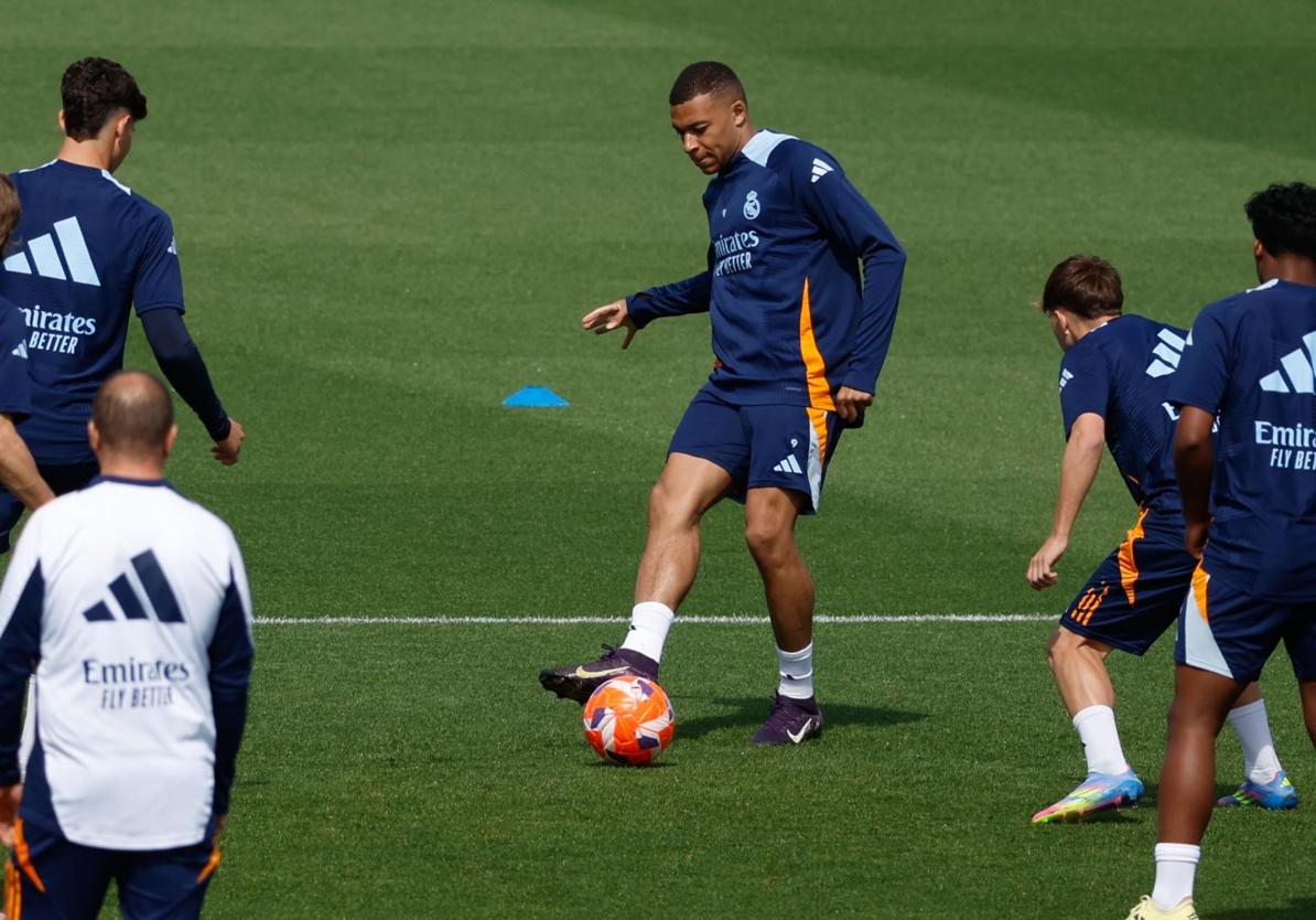 Kylian Mbappé strikes the ball during Real Madrid's last training session before the match against Sevilla.
