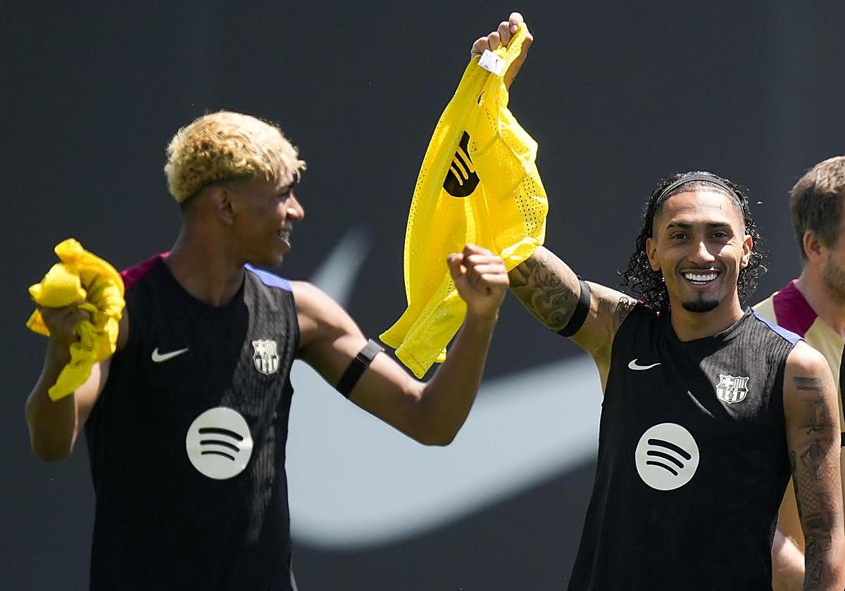 Lamine Yamal y Raphinha, durante el entrenamiento previo al partido ante el Villarreal.