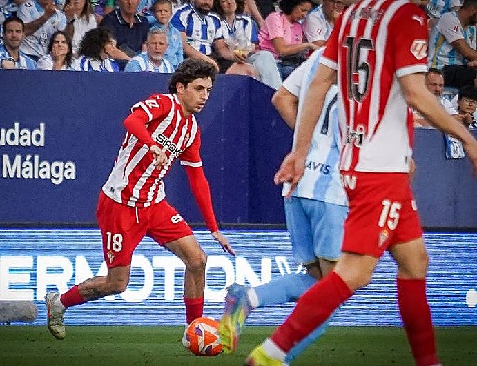 El Málaga remonta al Sporting y se acerca a la media tabla