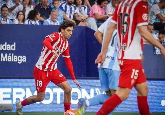 El Málaga remonta al Sporting y se acerca a la media tabla