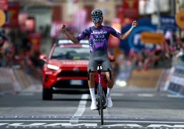 Luke Plapp cruza la línea de meta para imponerse en la octava etapa del Giro.