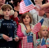 Familias sudafricanas blancas son recibidas por miembros del Gobierno en el aeropuerto de Dulles, en Washington.