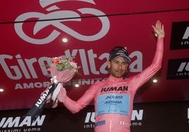 Diego Ulissi, vestido de rosa tras la disputa de la octava etapa del Giro.