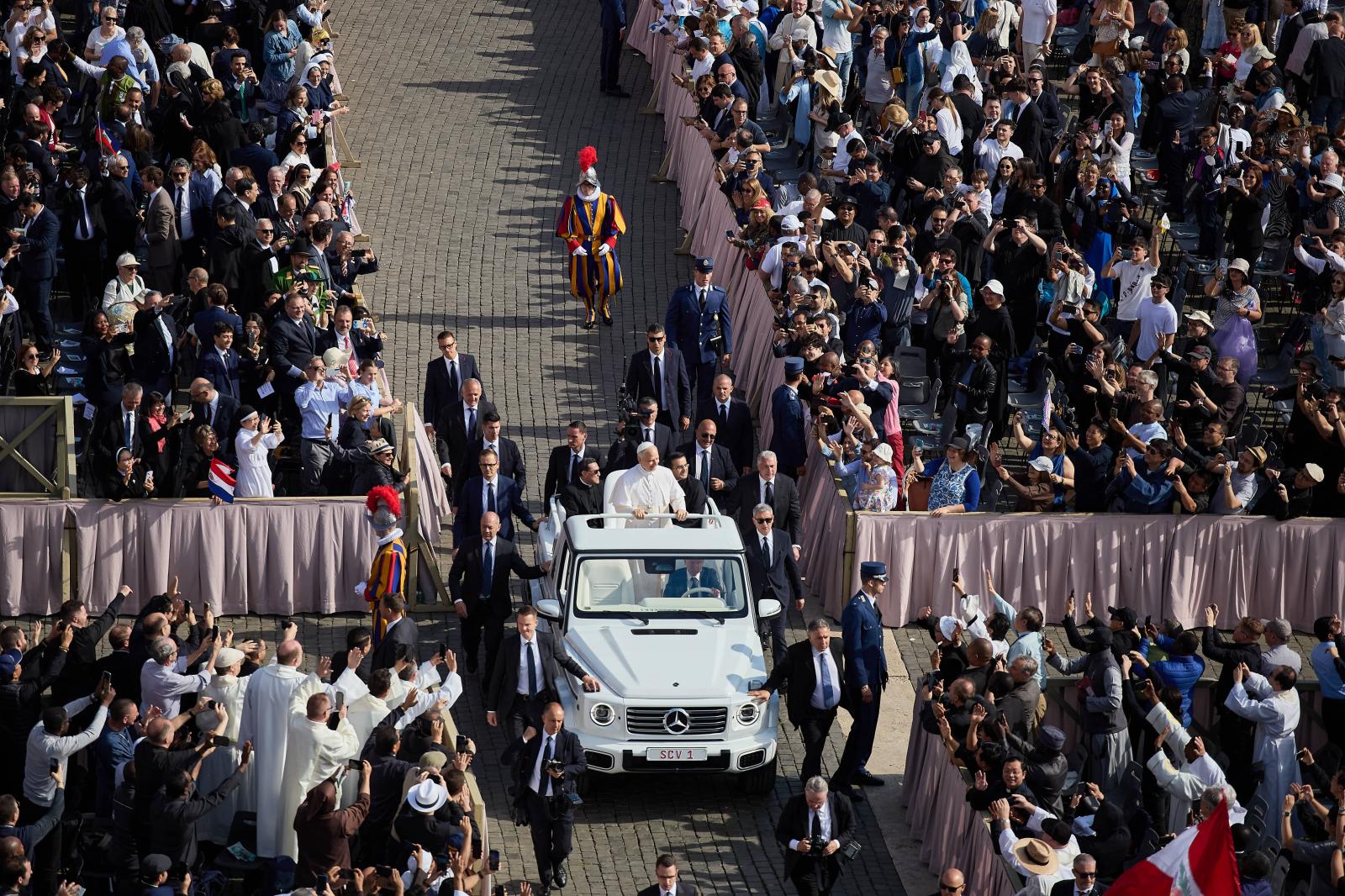 El Papa león XIV ha recorrido por primera vez la plaza de San pedro en el papamóvil.