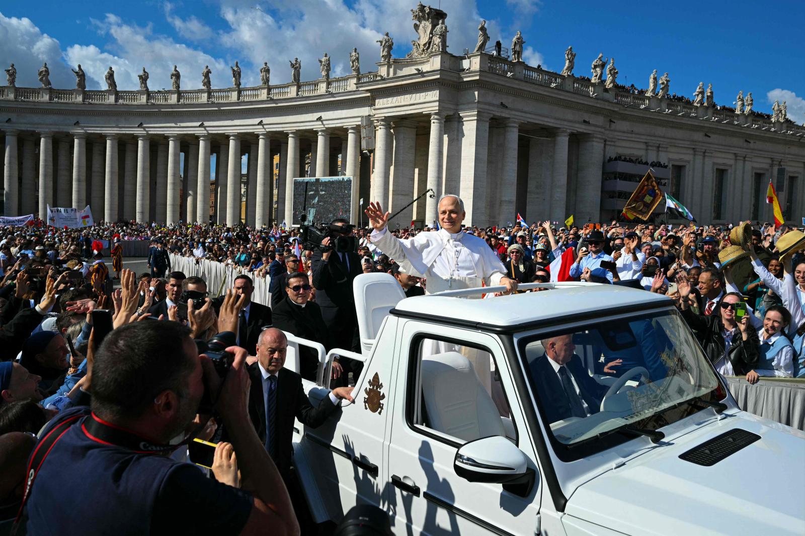 El papa León XIV saluda emocionado a los fieles desde su papamóvil.