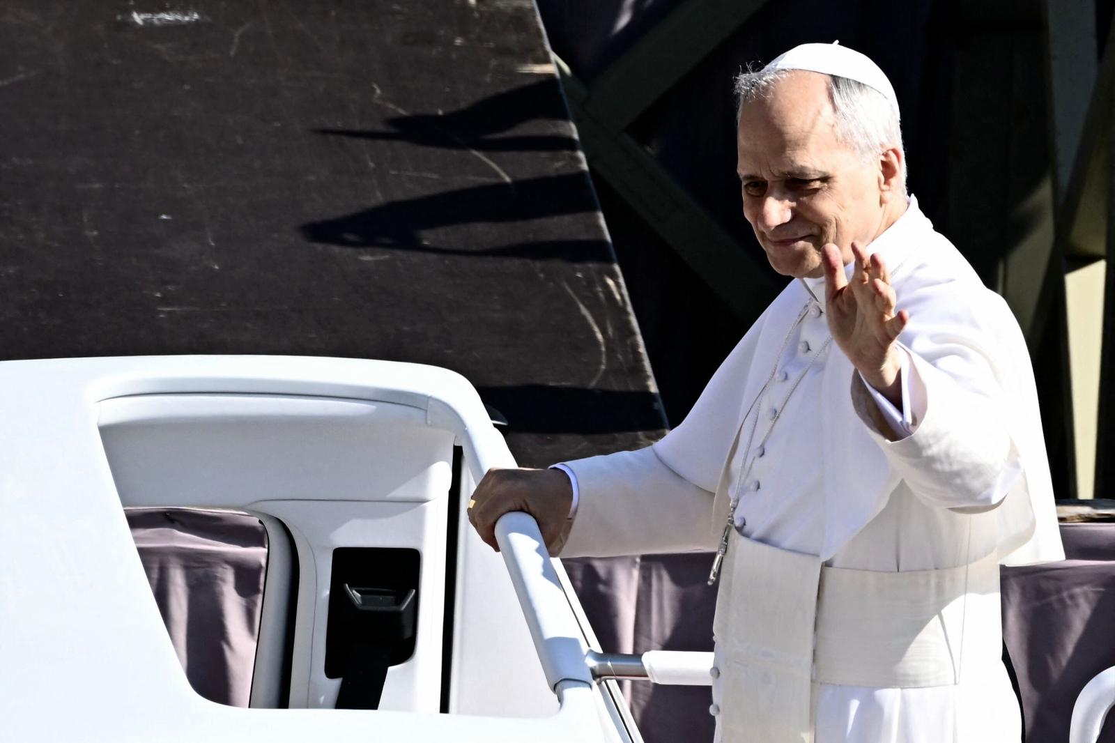 El Papa León XIV, saluda desde el papamóvil.