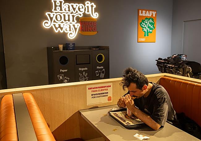 Santi recolhe bandejas nos bares do aeroporto, em troca de sua ajuda, os trabalhadores lhe dão comida ou deixam sua carga móvel.