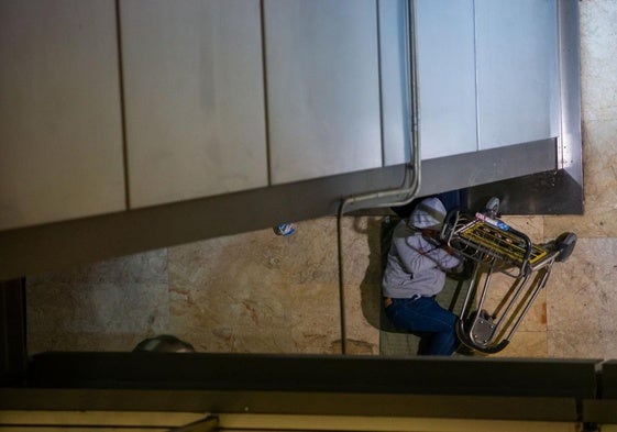 La mayoría sale de la estructura, aunque otros prefieren quedarse con sus pertenencias entre los viajeros