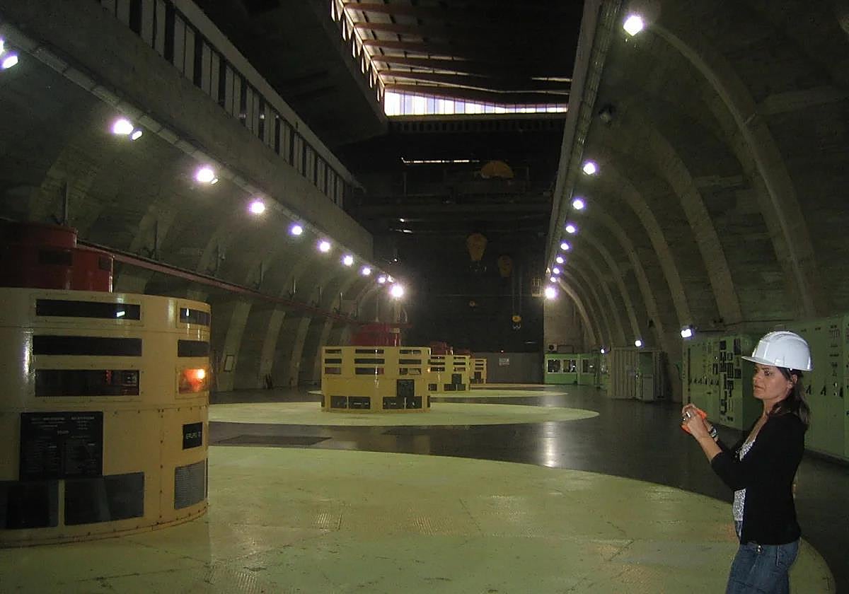 Sala de excitatrices, en la que se controlan los sistema de excitación, básicos para convertir el agua embalsada en energía.