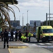 El hombre, atendido por los sanitarios.