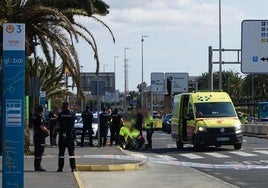 El hombre, atendido por los sanitarios.