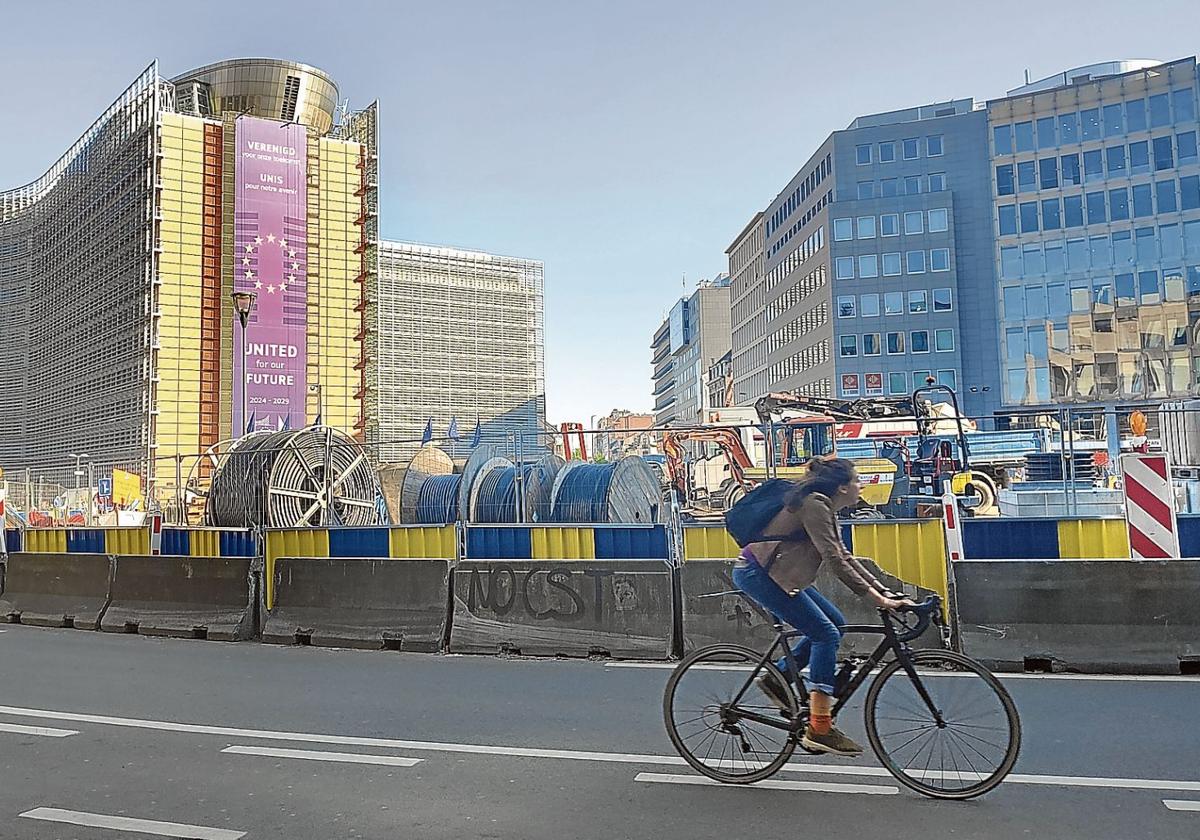 El edificio de la Comisión Europea, rodeado de vallas en la rotonda de Schuman, en Bruselas.
