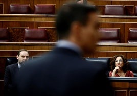 José Luis Ábalos atiende la comparecencia de Sánchez en el Congreso en abril de 2020, cuando era ministro de Transportes.