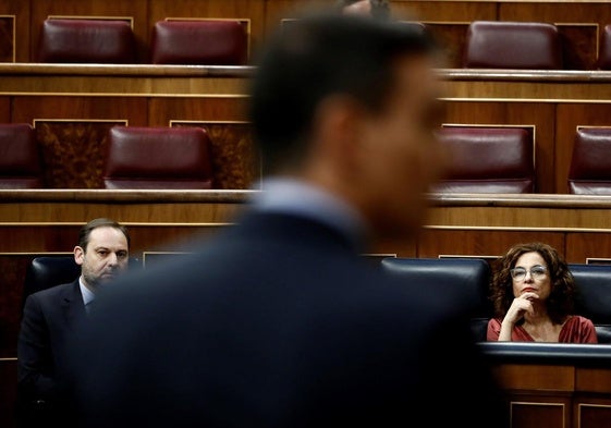 José Luis Ábalos atiende la comparecencia de Sánchez en el Congreso en abril de 2020, cuando era ministro de Transportes.