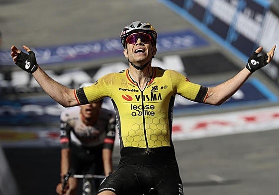 Wout van Aert cruza la línea de meta en Siena.