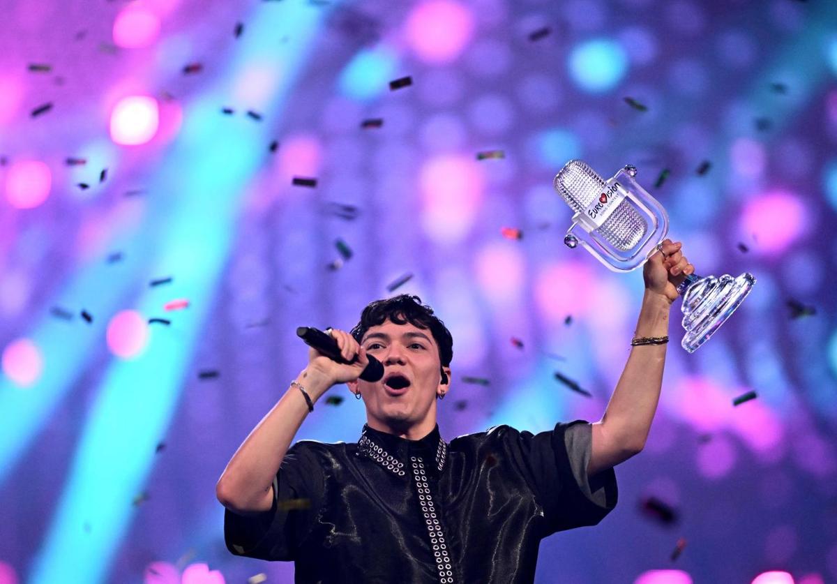 JJ recibe el micrófono de cristal.