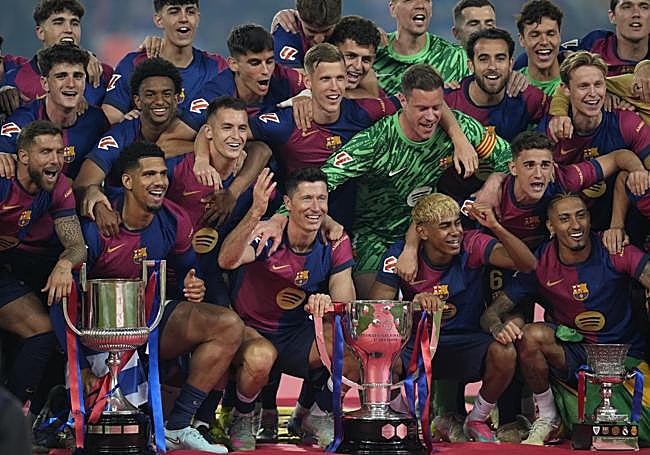 Los jugadores del Barça posan con el trofeo que les acredita como campeones de la Liga 2024-2025.