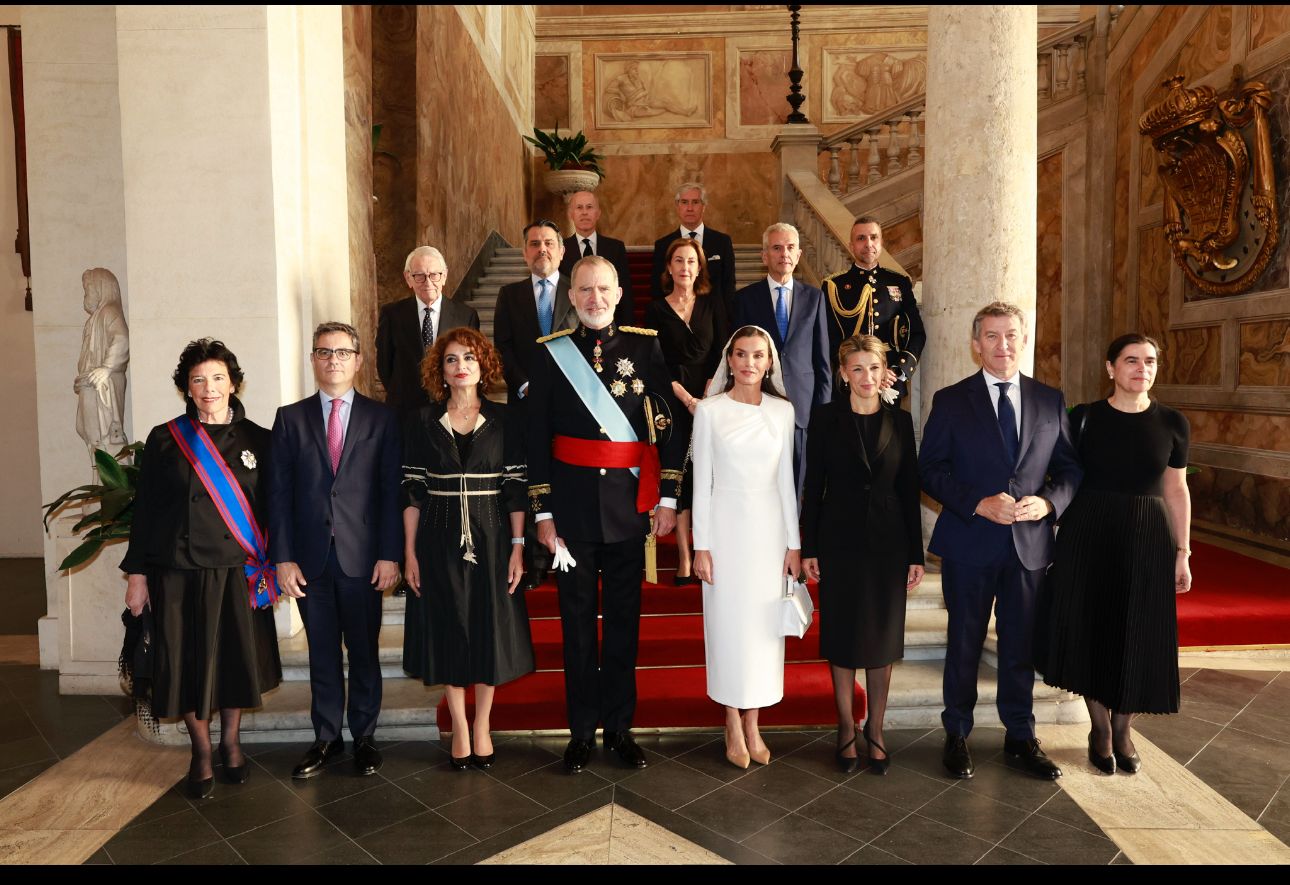 Los Reyes han estado acompañados por la vicepresidenta primera del Gobierno, María Jesús Montero, la vicepresidenta segunda, Yolanda Díaz, el ministro de la Presidencia, Justicia y Relaciones con las Cortes, Félix Bolaños, el líder de la oposición, Alberto Núñez Feijóo, y la embajadora de España ante la Santa Sede, Isabel Celaá..