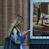 Una mujer frente a una entidad bancaria.