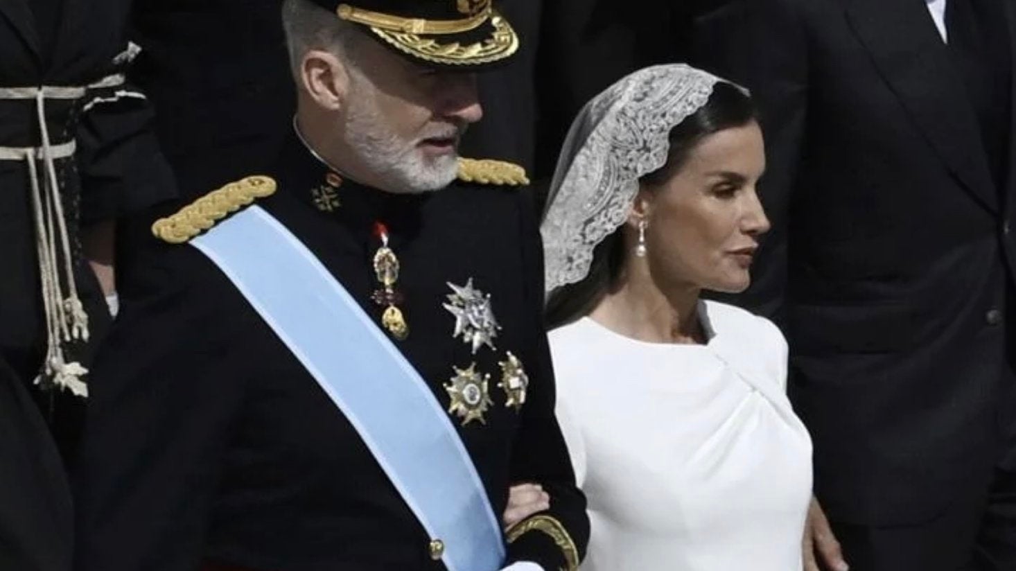 Letizia ejerce su «privilegio de blanco» en la misa de inicio del pontificado del Papa León XIV: estrena vestido midi minimalista y se pone mantilla con mensaje