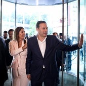 El primer ministro portugués, Luis Montenegro, al depositar su voto este domingo.