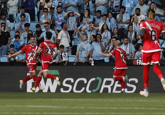 Los jugadores del Rayo celebran la victoria en Balaídos.