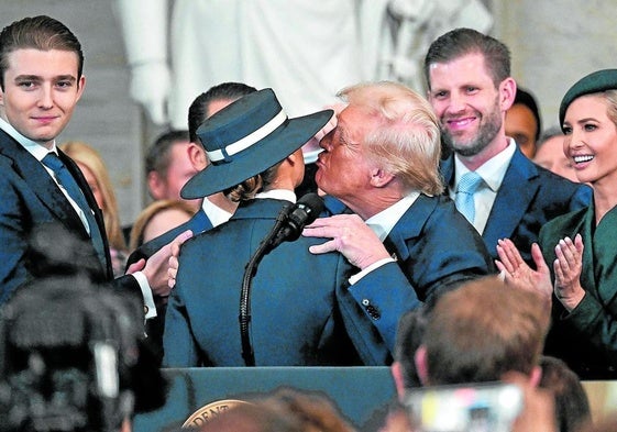 El patriarca Trump durante su jura del cargo rodeado por sus hijos.