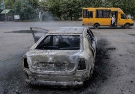 Un conductor calcinado, víctima de un ataque con drones, en su coche en Konstantinivka.