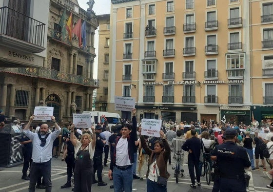 Cuatro víctimas de ETA han nostrado sus carteles en el acto de Sare.