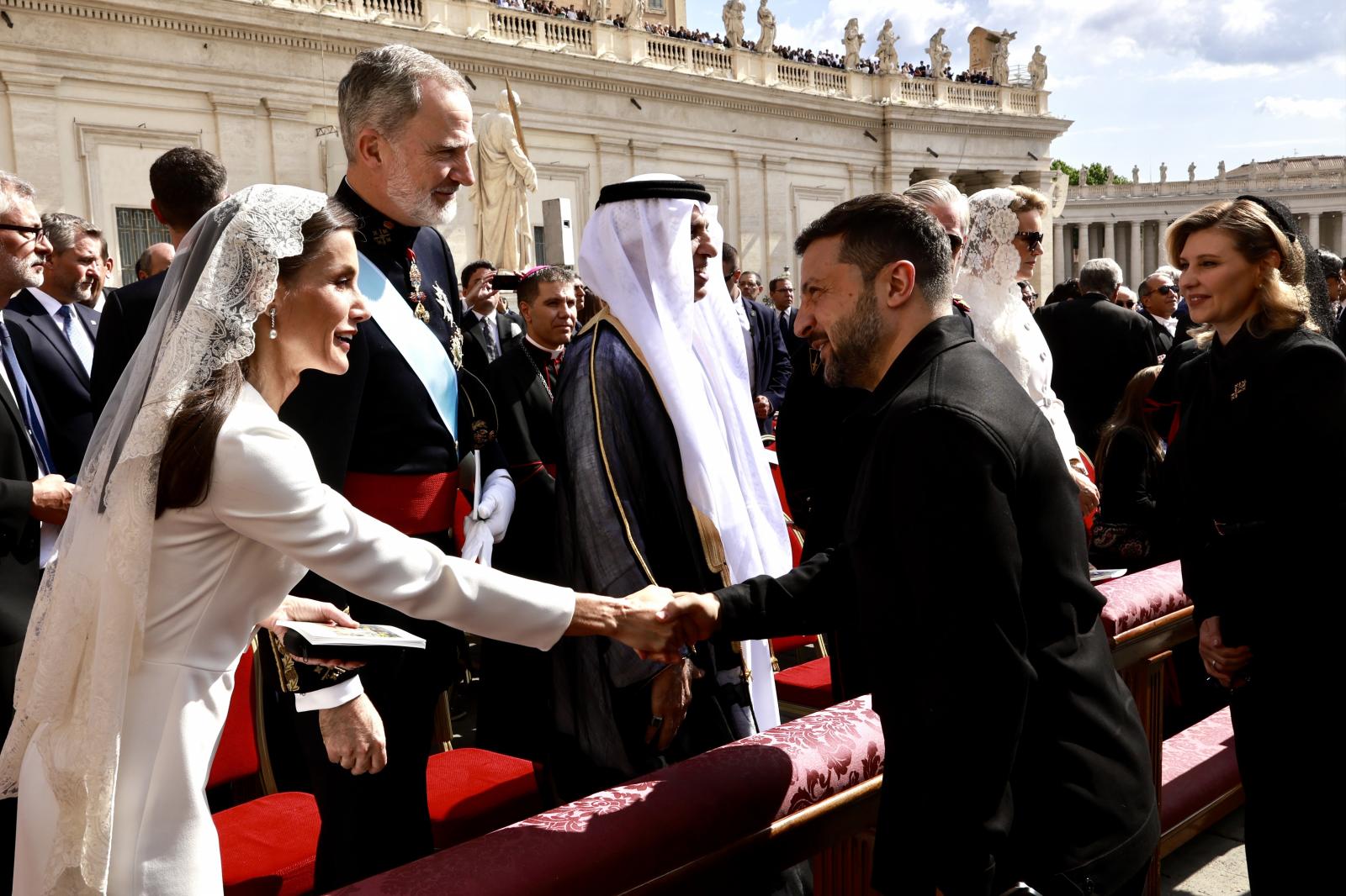La reina Letizia, junto al Rey Felipe VI, saluda al presidente ucraniano Volodímir Zelenski.