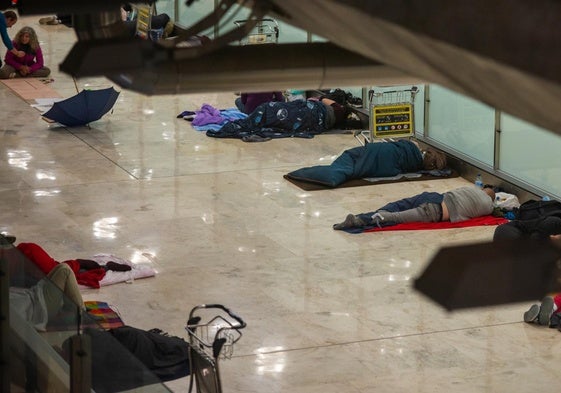 Varios sintecho duermen en una planta de la T4 de Barajas.