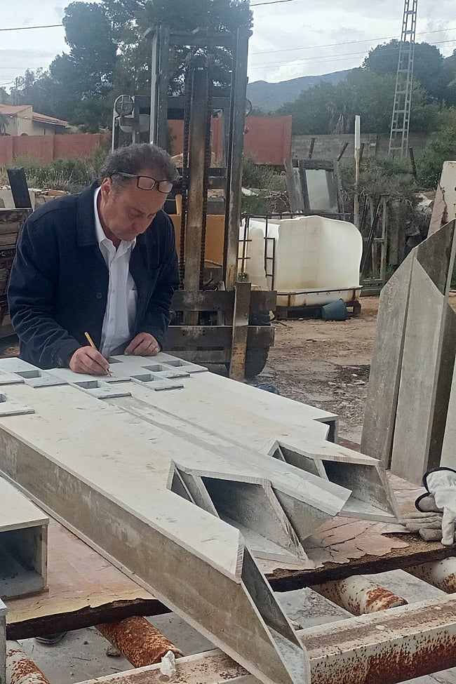 Larrea trabajando en unos de sus instrumentos.