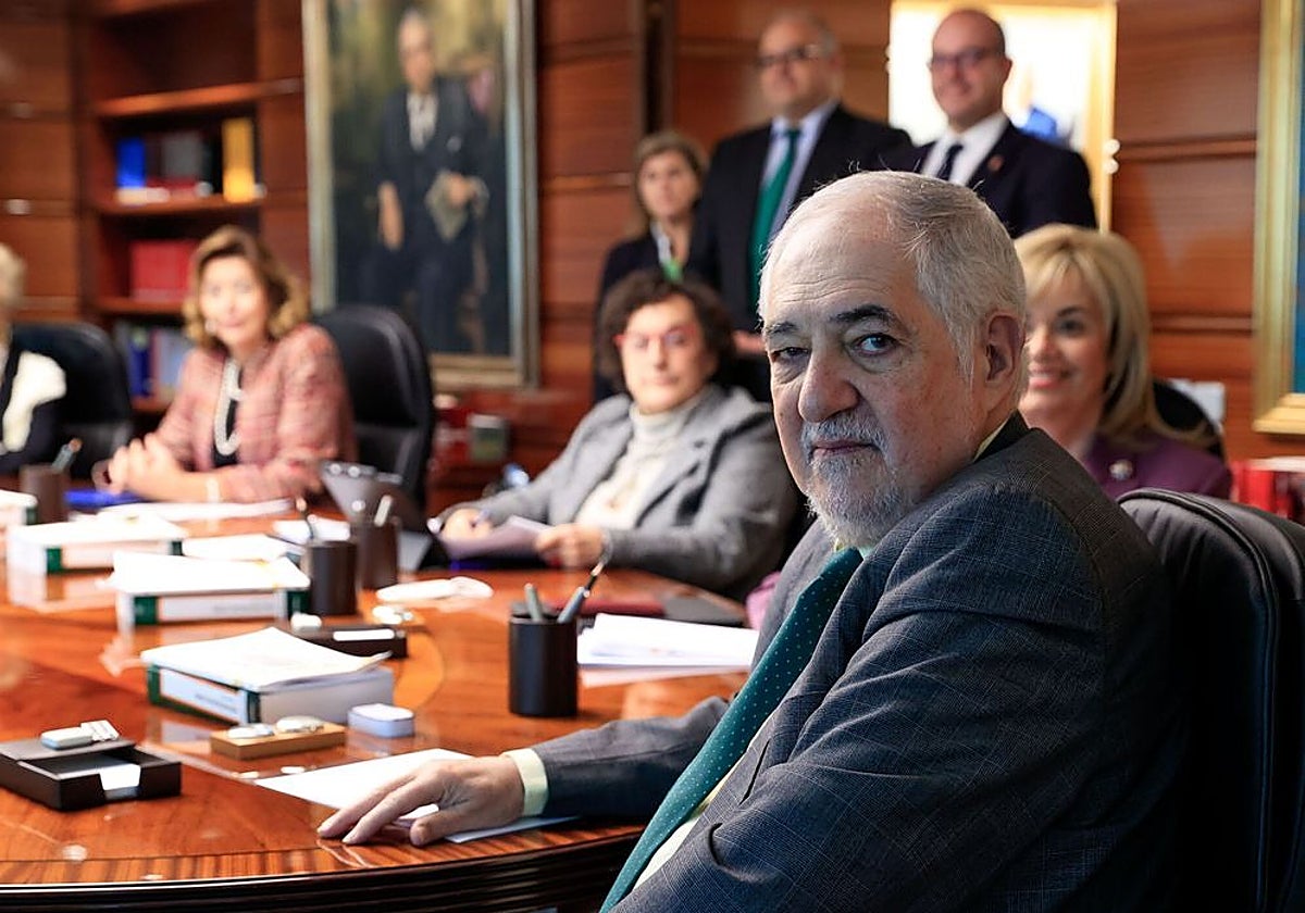 Conde-Pumpido en una reunión del Pleno del Constitucional