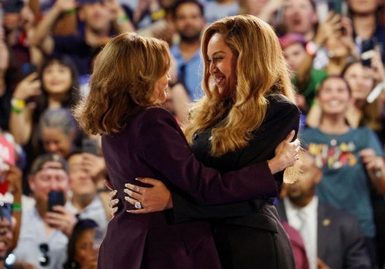 Beyoncé junto a Kamala Harris en un acto de campaña de la demócrata.