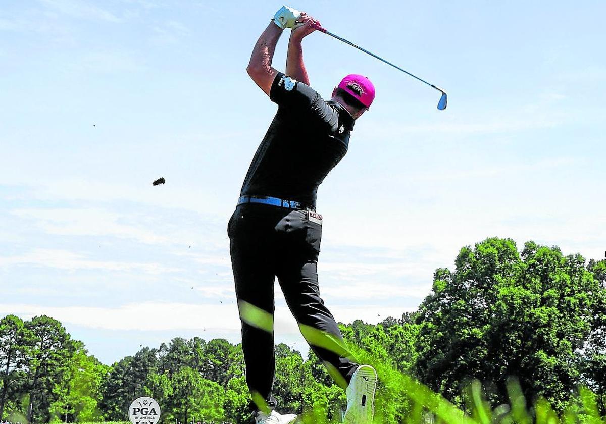 Rahm ejecuta un golpe durante su ronda final en el PGA Championship.