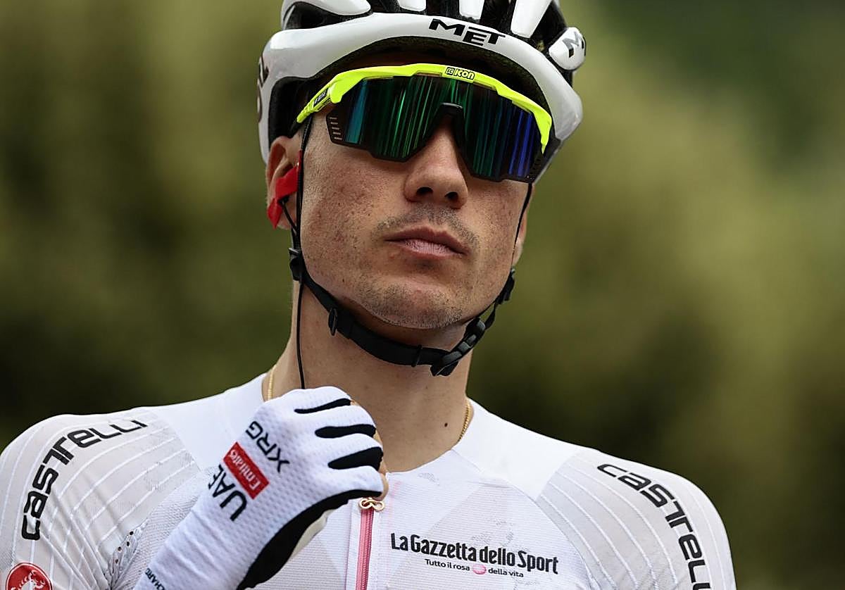 Juan Ayuso, antes de una etapa en el Giro de Italia.