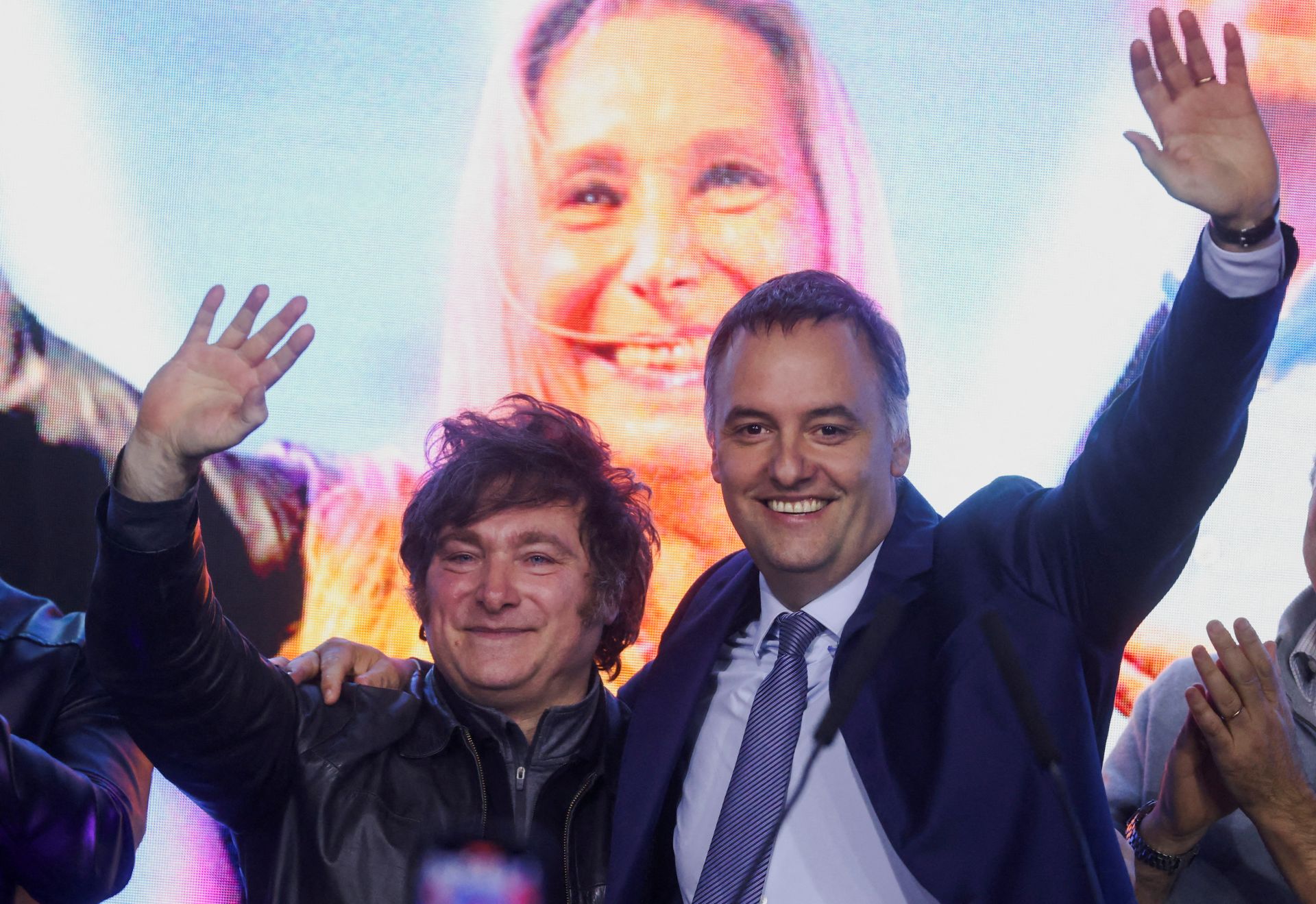 Javier Milei junto al cabeza de lista de su partido y portavoz presidencial, Manuel Adorni.