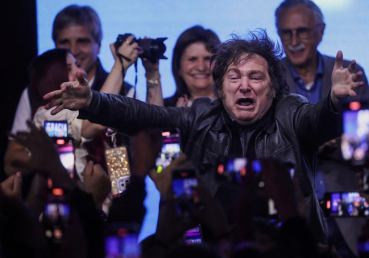 El presidente argentino, Javier Milei, celebra el triunfo de su partido en las elecciones en Buenos Aires.
