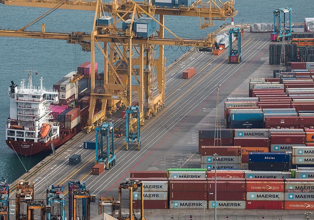 Zona portuaria de Barcelona de carga y descarga de containers y mercancías.
