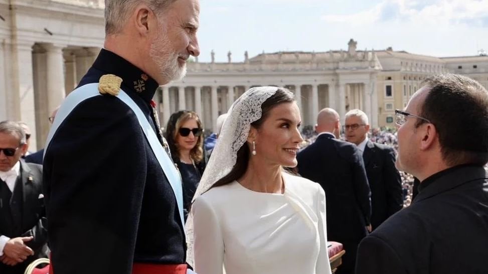 Reina blanca y reina negra en el Vaticano: Letizia y Máxima enseñan sus cartas frente al papa León XIV