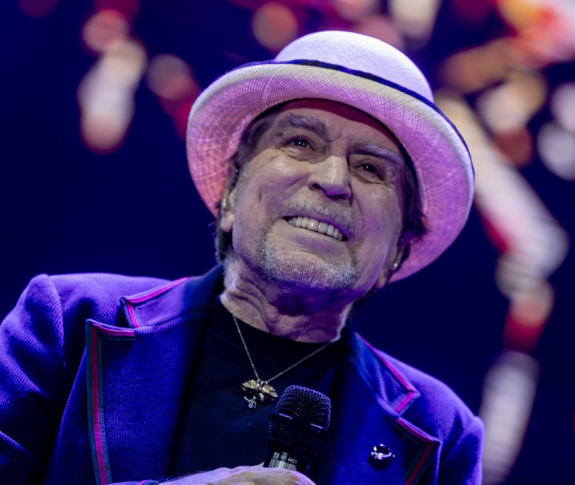 Imagen principal - En la foto superior, Joaquín Sabina, visiblemente emocionado en el concierto; debajo, un pùblico entregado al artista en Madrid; por último, el cantautor saludando desde el escenario.
