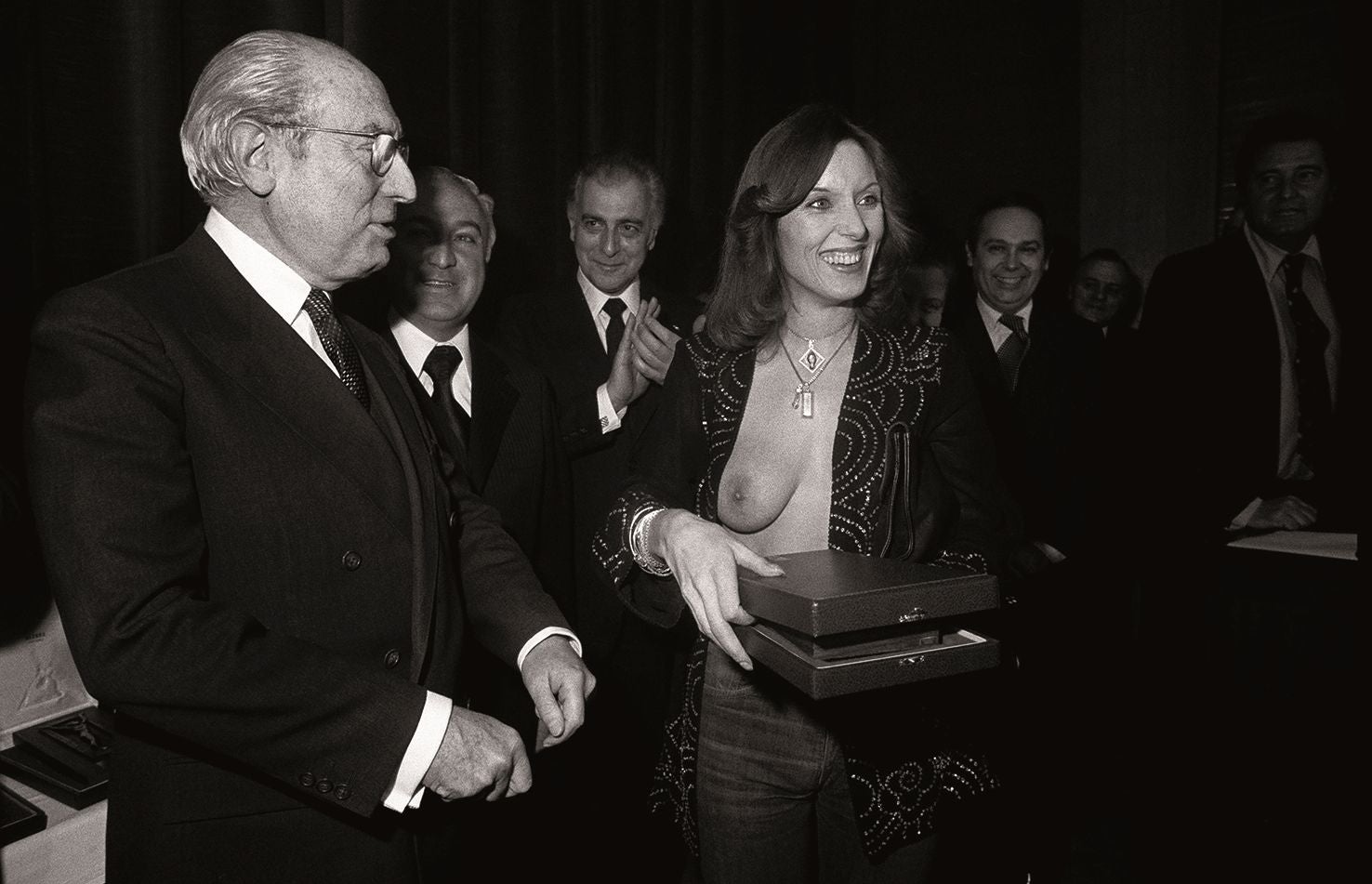 El profesor Tierno Galván y la actriz Susana Estrada en la entrega de los Premios Populares de Pueblo. Madrid, 1978.