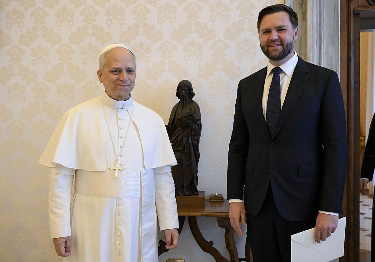 Léon XIV y J.D. Vance, este lunes en el Vaticano.