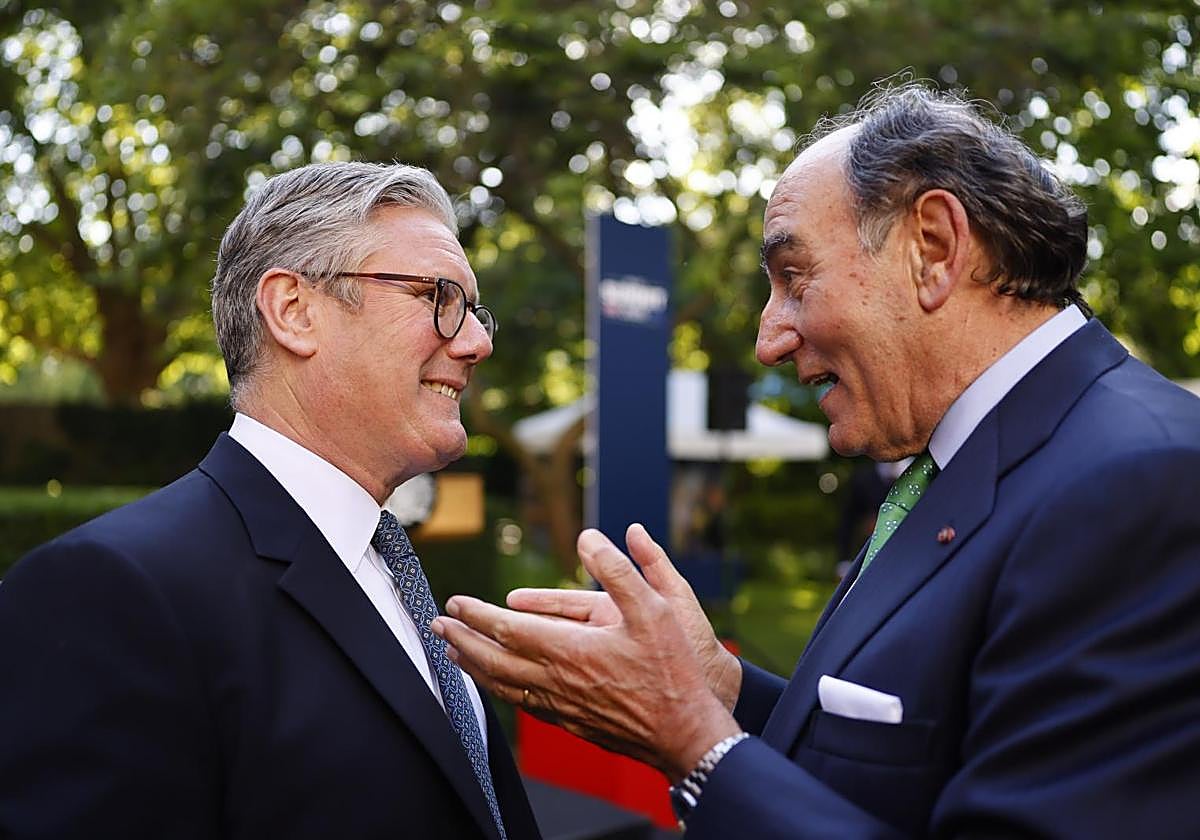 El primer ministro británico, Keir Starmer (izq.), habla con José Ignacio Sánchez Galán (d), presidente ejecutivo de Iberdrola.