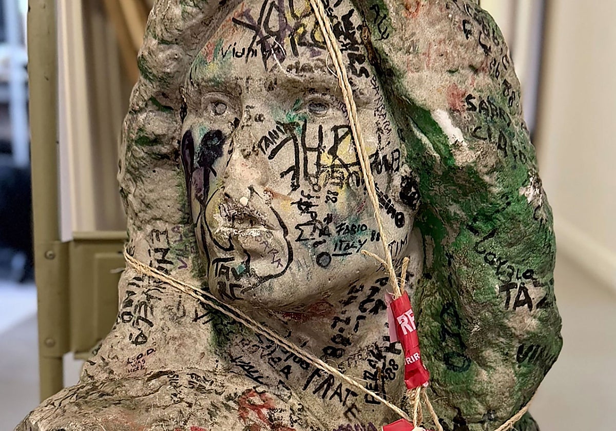 Busto de Jimm Morrison descubierto por la policía francesa.