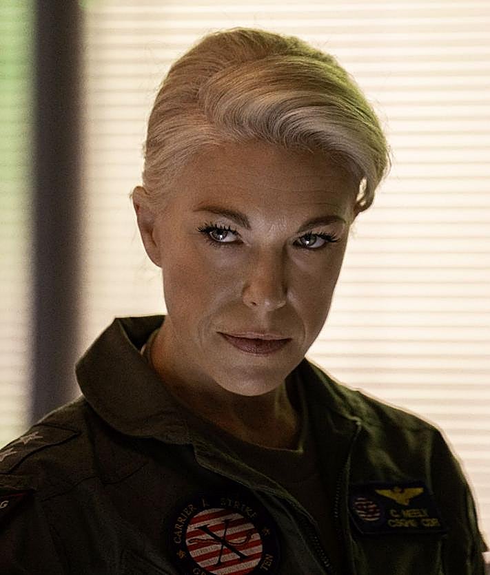 Imagen secundaria 2 - Tom Cruise, en otros dos momentos impactantes de la película, y Hannah Waddingham, que interpreta a la admirante Neely.