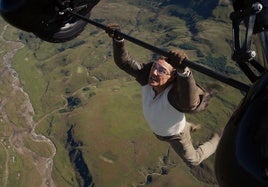 Tom Cruise, como Ethan Hunt, encaramado al tren de aterrizaje de un biplano.